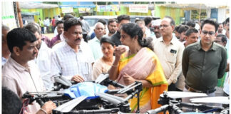కుమురం భీం ఆసిఫాబాద్ జిల్లా కలెక్టర్ కె. హరిత గారి ఆధ్వర్యంలో ఘనంగా రైతు మేళా. ఆకట్టుకున్న డ్రోన్ పిచికారీ ప్రదర్శన