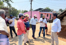 నూతన రోడ్డు కం డ్రైనేజీలను పరిశీలించిన డీఈ, ఏఈలు