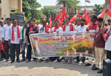 భద్రాద్రి కొత్తగూడెం జిల్లాను కరువు జిల్లాగా ప్రకటించాలి.. కలెక్టరేట్ వద్ద AIKS ధర్నా!