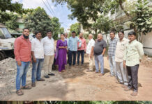 కాలనీల్లో కొనసాగుతున్న డ్రైనేజీ తాగునీటి పైప్లైన్ పనుల పరిశీలన.|