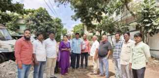 కాలనీల్లో కొనసాగుతున్న డ్రైనేజీ తాగునీటి పైప్లైన్ పనుల పరిశీలన.|
