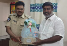 నూతన DSPను మర్యాదపూర్వకంగా కలిసిన కట్టా దొరస్వామి నాయుడు.