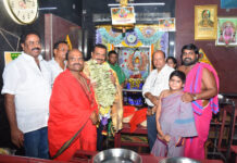 తెనాలి వాసవి కన్యకా పరమేశ్వరి అమ్మవారి దేవస్థానంలో పూజలు చేసిన నటుడు నిర్మాత బండ్ల గణేష్.