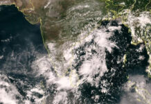 AP: ఏపీలో ఈశాన్య రుతుపవనాల ప్రభావంతో రానున్న 4 రోజులు భారీ వర్షాలు, పిడుగులు పడే అవకాశం ఉందని రాష్ట్ర విపత్తుల నిర్వహణ సంస్థ ఎండీ ప్రఖర్ జైన్ హెచ్చరించారు.