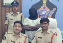 Madanapalle: మదనపల్లె రాజ్ భవన్ లాడ్జిలో భార్య రుబియా తాజ్ను హత్య చేసిన నిందితుడు నవీద్ పాషను వన్టౌన్ పోలీసులు శనివారం అరెస్ట్ చేసి రిమాండ్కు తరలించారు.