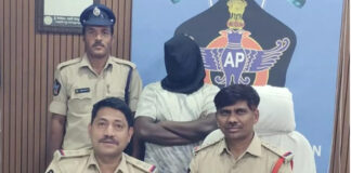 Madanapalle: మదనపల్లె రాజ్ భవన్ లాడ్జిలో భార్య రుబియా తాజ్ను హత్య చేసిన నిందితుడు నవీద్ పాషను వన్టౌన్ పోలీసులు శనివారం అరెస్ట్ చేసి రిమాండ్కు తరలించారు.