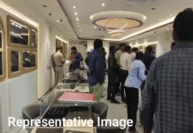 “షట్టర్ వంచి.. షోరూమ్ కొల్లగొట్టి.|