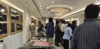 “షట్టర్ వంచి.. షోరూమ్ కొల్లగొట్టి.|