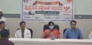 రక్తదాన శిబిరంలో పాల్గొని ఆదర్శంగా నిలిచిన కలెక్టర్ హరిత, అదనపు కలెక్టర్ యువరాజ్ మర్మట్