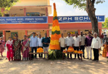 12 అడుగుల భారీ బతుకమ్మతో ఆకట్టుకున్న విద్యార్థులు