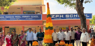 12 అడుగుల భారీ బతుకమ్మతో ఆకట్టుకున్న విద్యార్థులు