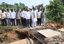 ఆర్నబ్ తుఫాన్కు కొట్టుకుపోయిన ఆనకట్ట పరిశీలన