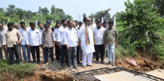 ఆర్నబ్ తుఫాన్కు కొట్టుకుపోయిన ఆనకట్ట పరిశీలన