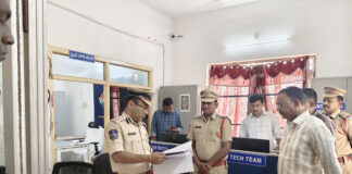 జైపూర్ పోలీస్ స్టేషన్ను ఆకస్మికంగా తనిఖీ చేసిన సీపీ అంబర్ కిషోర్ ఝా