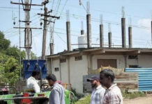 ఆసిఫాబాద్ 1వ వార్డులో నూతన విద్యుత్ స్తంభాల ఏర్పాటు కౌన్సిలర్ జాడి వినోద్ కుమార్ చొరవ