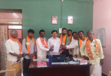అధికారులకు వినతి పత్రం అందజేసిన బిజెపి నేతలు