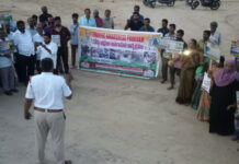 Madanapalle: మదనపల్లెలో ట్రాఫిక్ పోలీసుల ఆధ్వర్యంలో వాహనదారులకు అవగాహన కల్పించారు. తప్పనిసరిగా హెల్మెట్ ధరించాలని, నిబంధనలు పాటించాలని సీఐ చాంద్ బాషా కోరారు.
