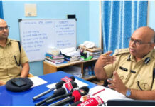 Madanapalle: నామినేషన్ల వేళ అల్లర్లకు పాల్పడితే కఠిన చర్యలు ఉంటాయని డీఐజీ కోయ ప్రవీణ్, ఎస్పీ ధీరజ్ కునుబిల్లి హెచ్చరించారు. ర్యాలీలు, ఊరేగింపులపై నిషేధం విధించారు.