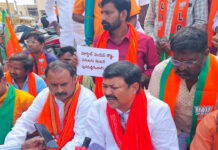 మోగ్పాల్ మండల్లో బీజేపీ కార్యకర్తలా రాస్త రోకో, దినేష్ కులా చారి, గారి